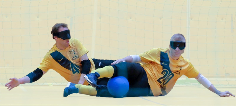 twee spelers die de bal blokkeren tijdens Goalball