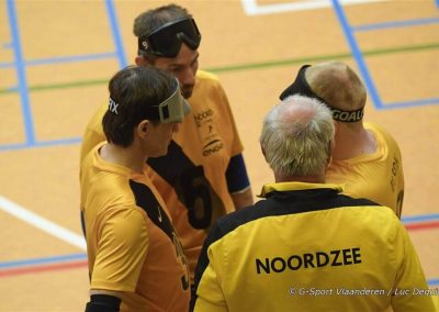 Coach Danny in overleg met Kurt, Niek en Elson